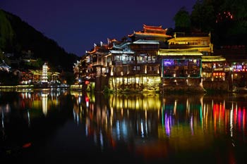 長沙出發(fā)到張家界天門山、玻璃棧道、鳳凰古城、鳳凰夜景往返二日游